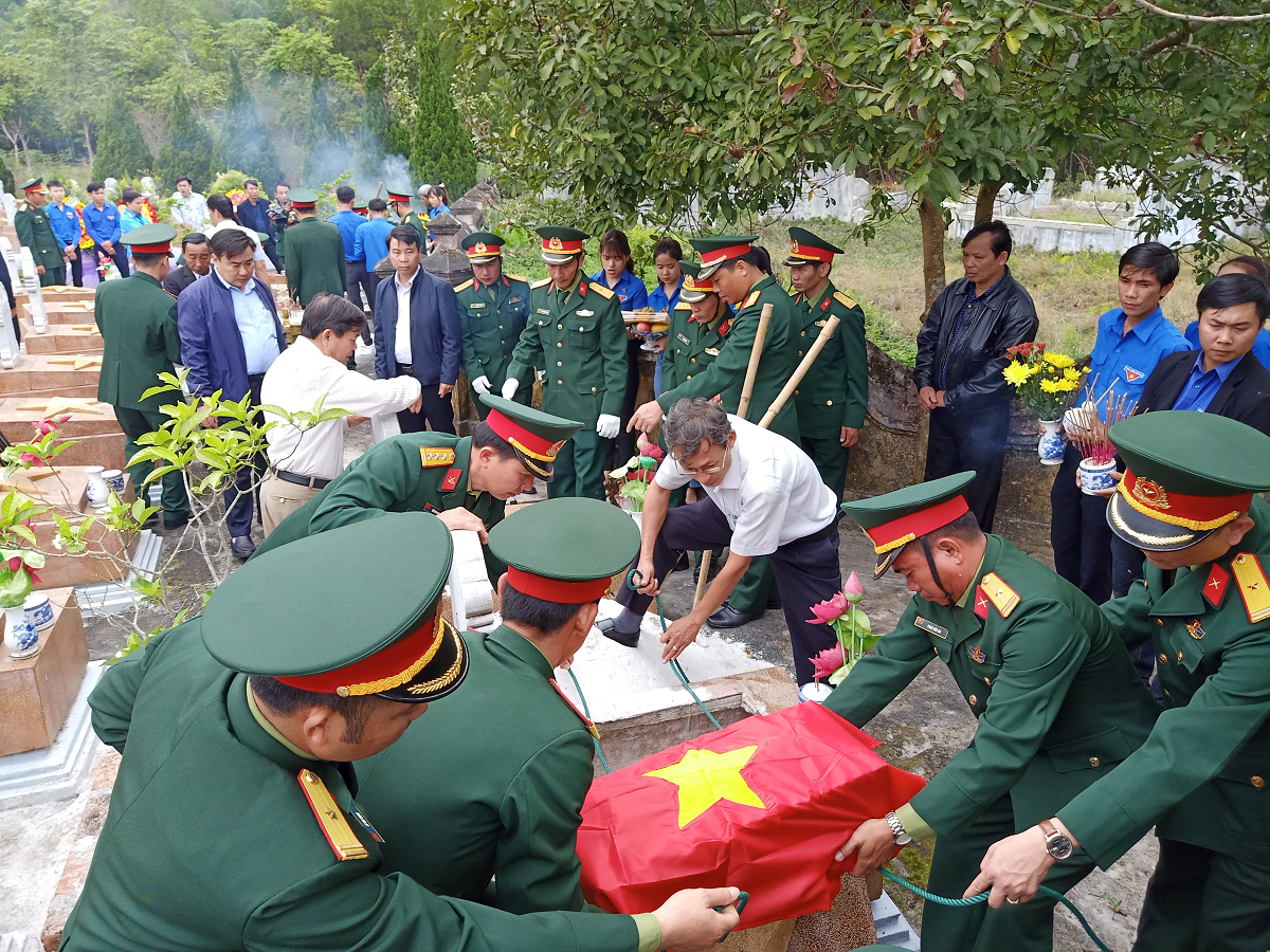 Truy điệu, an táng 5 hài cốt liệt sĩ tại Nghĩa trang liệt sĩ Hương Điền