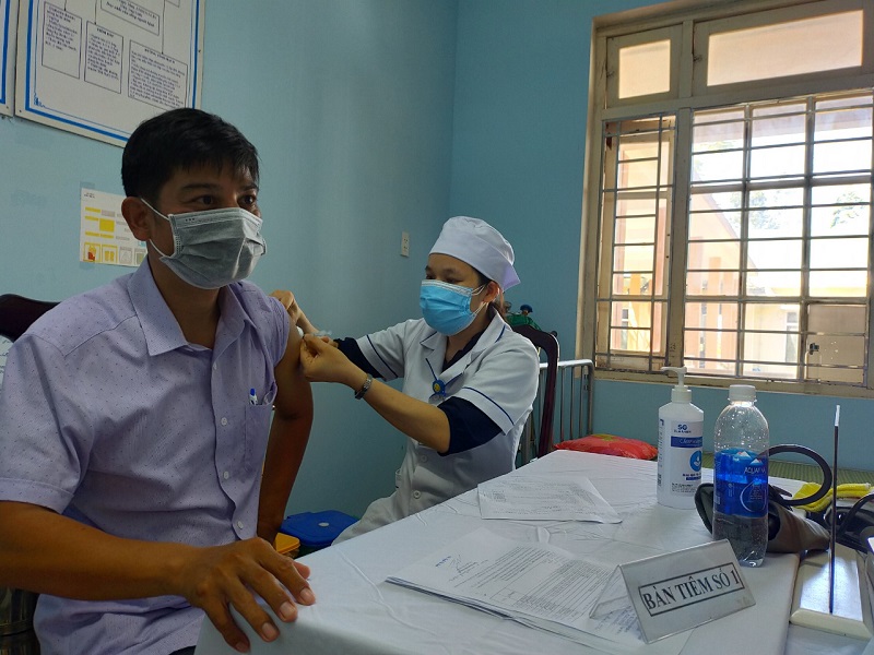 Triển khai tiêm 1300 liều vắc xin phòng COVID-19 mũi 2 cho lực lượng tham gia phòng chống dịch