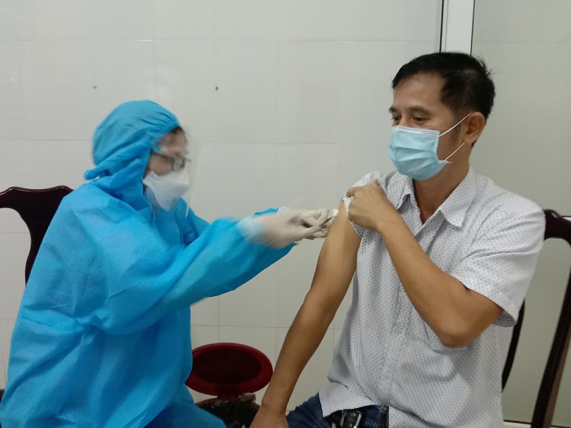 Tiêm hơn 1.500 liều vắc xin phòng Covid-19 mũi 3  cho lực lượng tuyến đầu chống dịch và công nhân lao động tại khu công nghiệp