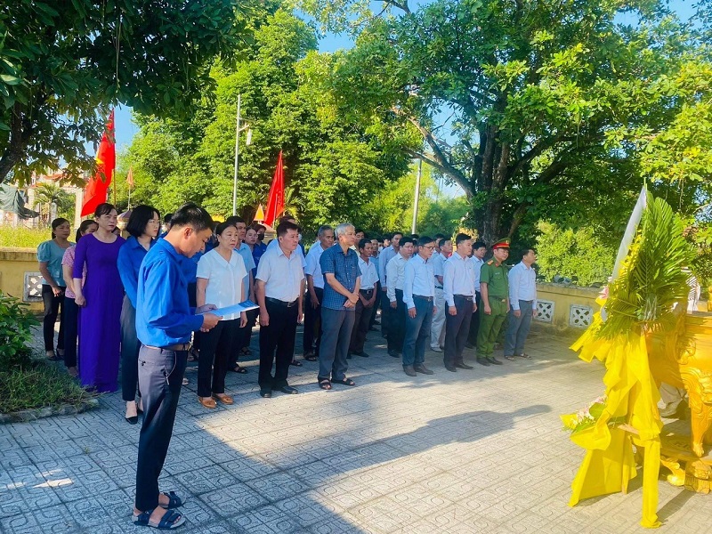 Đảng ủy và các đoàn thể Cơ quan Thị ủy Hương Trà tri ân nhân kỷ niệm 75 năm ngày Thương binh- Liệt sĩ (27/7/1947-27/7/2022)