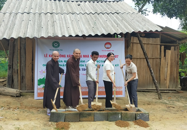 Mặt trận Hương Trà phối hợp khởi công xây dựng nhà Tình thương cho hộ nghèo