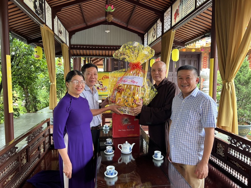 Lãnh đạo thị xã Hương Trà thăm, chúc mừng Đại lễ Vu lan báo hiếu năm 2022