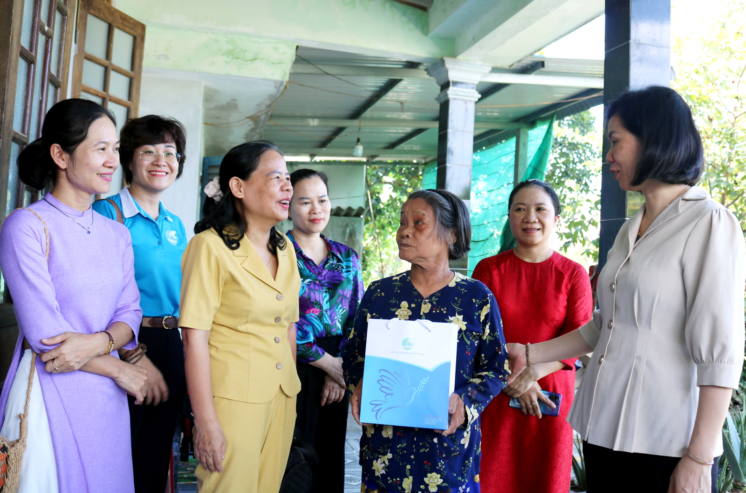 Phó Chủ tịch Hội LHPN Việt Nam thăm, tặng quà gia đình chính sách