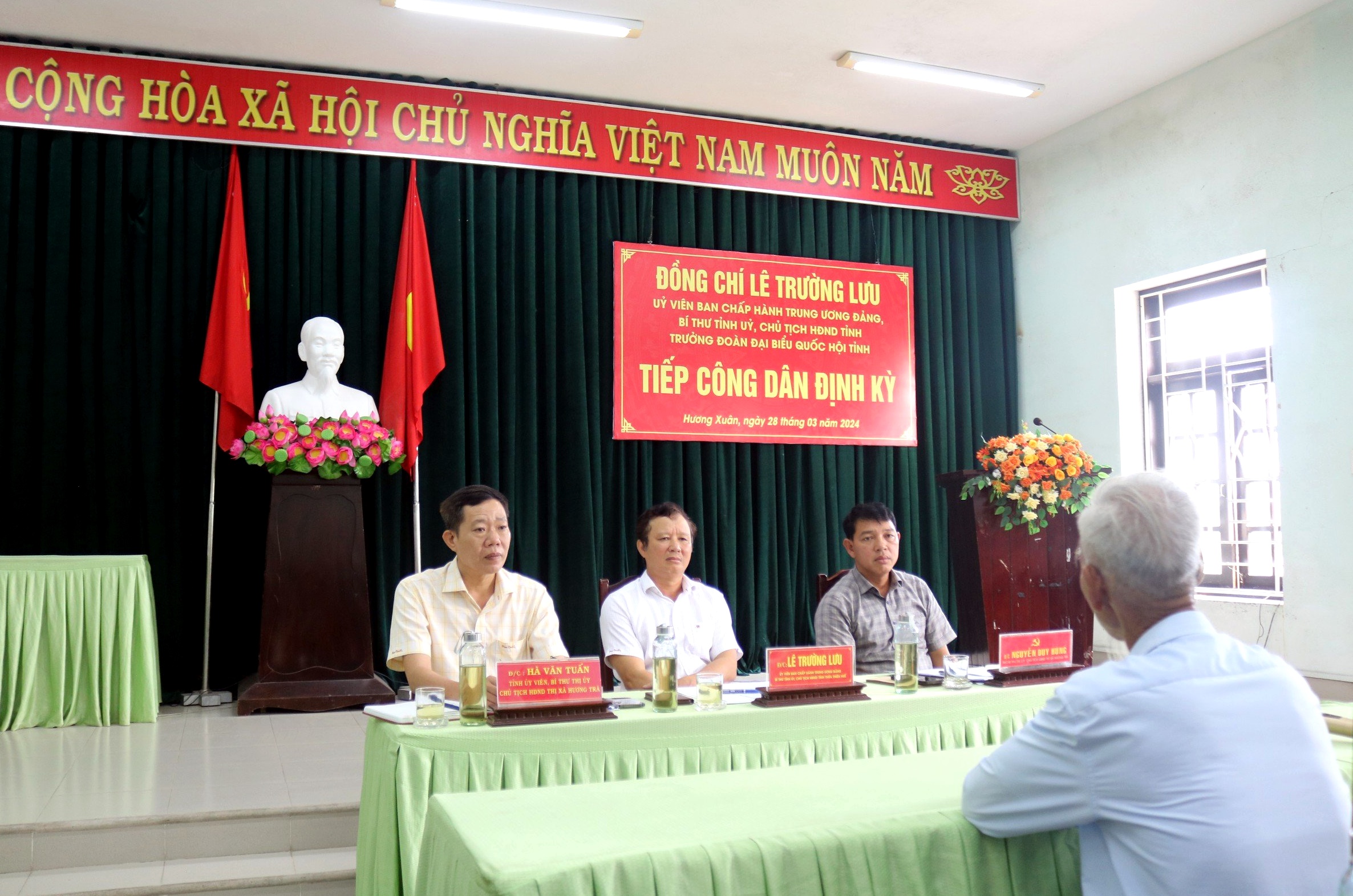 Đồng chí Bí thư Tỉnh uỷ Lê tiếp công dân định kỳ tại phường Hương Xuân, thị xã Hương Trà